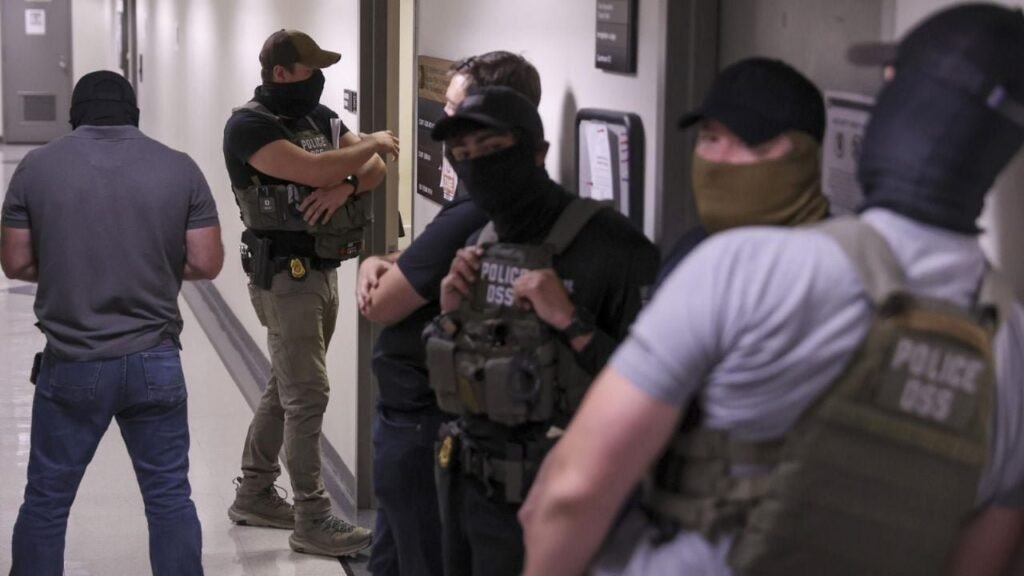 Despiden a agente de ICE tras incidente violento contra mujer migrante en centro de detención de Nueva York