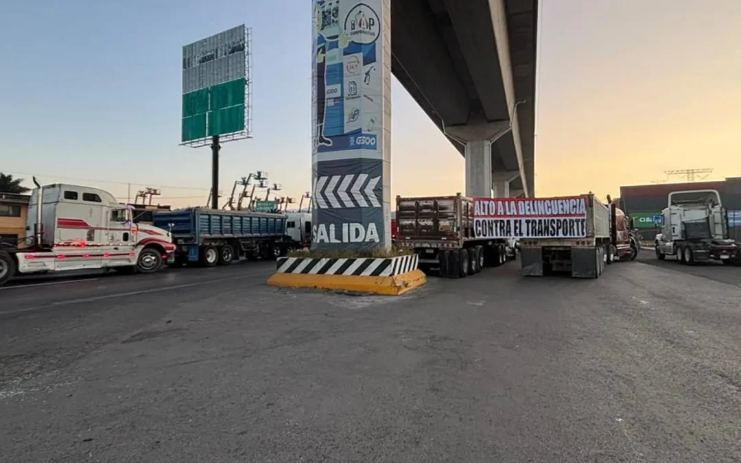 Protestas cierran carreteras y colapsan tránsito en Michoacán