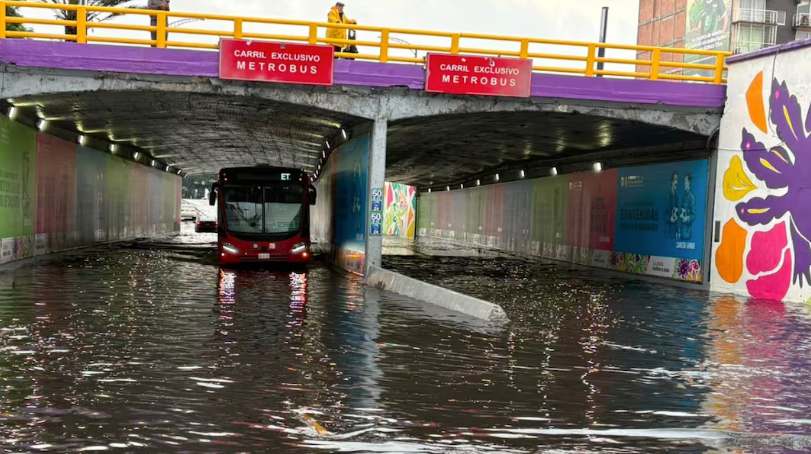 CDMX activa el modo “Venecia edición chilango”: lluvias, granizo y el eterno enemigo llamado coladera tapada