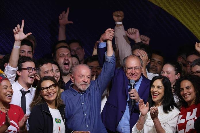 Lula Gana Cuarta Presidencia en Remontada Histórica y Enfrenta Desafíos de Su Rival en Brasil